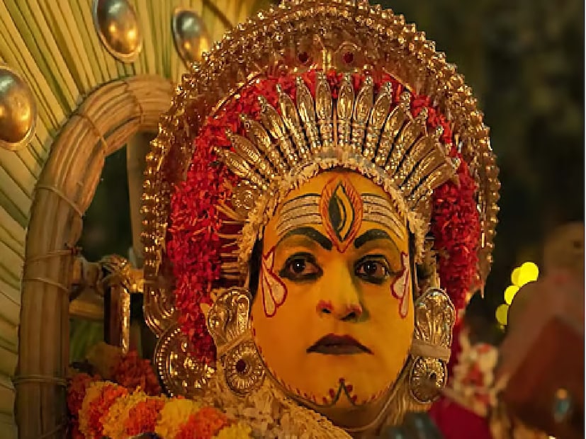 ইন্ডিয়া টুডের এক প্রতিবেদন অনুসারে, ভুত কোলা একটি প্রাচীন রীতি থেকে উদ্ভূত, যা প্রায় ৭০০ থেকে ৮০০ বছর আগের। দ্বাদশ শতাব্দীর কারকাল শিব মন্দিরেও অনুরূপ শিলালিপি পাওয়া যায়, যেখানে এই বিষয়ে লেখা আছে। এটি কেরলের থেয়াম ঐতিহ্যের সঙ্গেও সাদৃশ্যপূর্ণ, তবে তুলু সংস্কৃতির এক অনন্য স্বাদ রয়েছে। এটি কেবল উপাসনার একটি রূপ নয়, বরং সামাজিক ঐক্য, ন্যায়বিচার এবং নিরাময়ের একটি মাধ্যমও।
