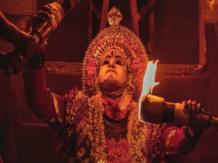 ২. পরিবেশনা: রাত নামার সঙ্গে সঙ্গে কোলারা পাত্রী পদ্মান (মৌখিক মহাকাব্য) গাইতে শুরু করে, যা তুলুর ইতিহাস এবং কিংবদন্তী বর্ণনা করে। ধীরে ধীরে, সে এক ধ্যানে ডুবে যায়, তার চোখ ছলছল করে, তার কণ্ঠস্বর বদলে যায়। এটি 