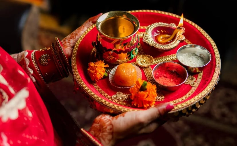এই বছর, করওয়া চৌথ ১০ অক্টোবর, আগামীকাল পালিত হবে। করওয়া চৌথ উৎসব অত্যন্ত জাঁকজমকের সঙ্গে পালিত হয়। বিবাহিত মহিলাদের জন্য এই উপবাসকে সবচেয়ে গুরুত্বপূর্ণ বলে মনে করা হয় এবং এই দিনে মহিলারা সারাদিন উপবাস করেন এবং স্বামীর জন্য প্রার্থনা করেন। এই উৎসব তাঁদের স্বামীদের দীর্ঘায়ু এবং সুখ ও সমৃদ্ধির জন্য পালিত হয়। 