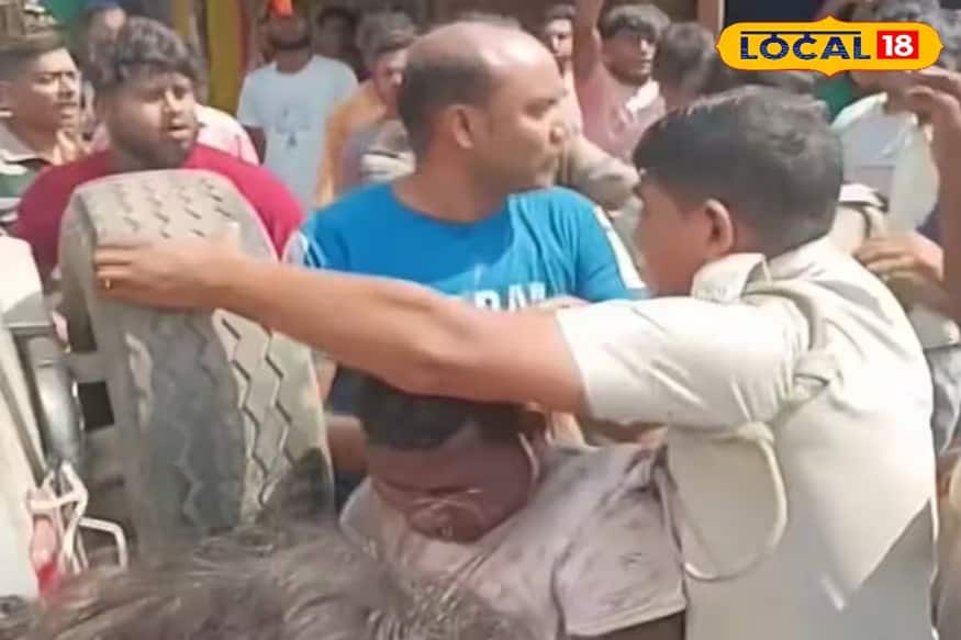 ক্ষুব্ধ জনতা ওই ব্যক্তিকে ধরে ফেলে এবং শুরু হয় বেধড়ক মারধর
