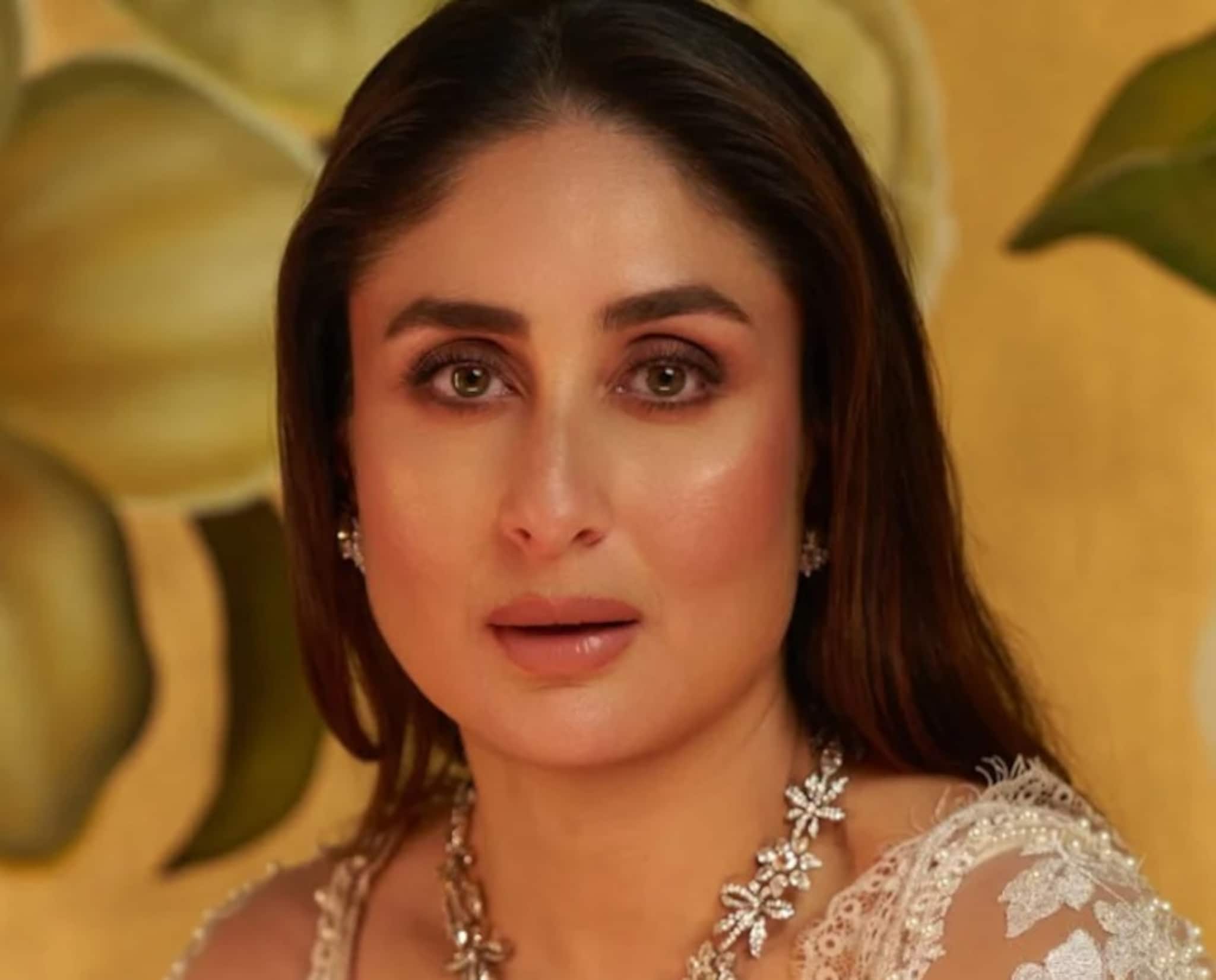 বয়স ৪০ পেরিয়েছে সেই কবে, দুই সন্তানের মা করিনা, দেখে বোঝার উপায় নেই, কোন 'মন্ত্রে' এমন টানটান শরীর নায়িকার? 