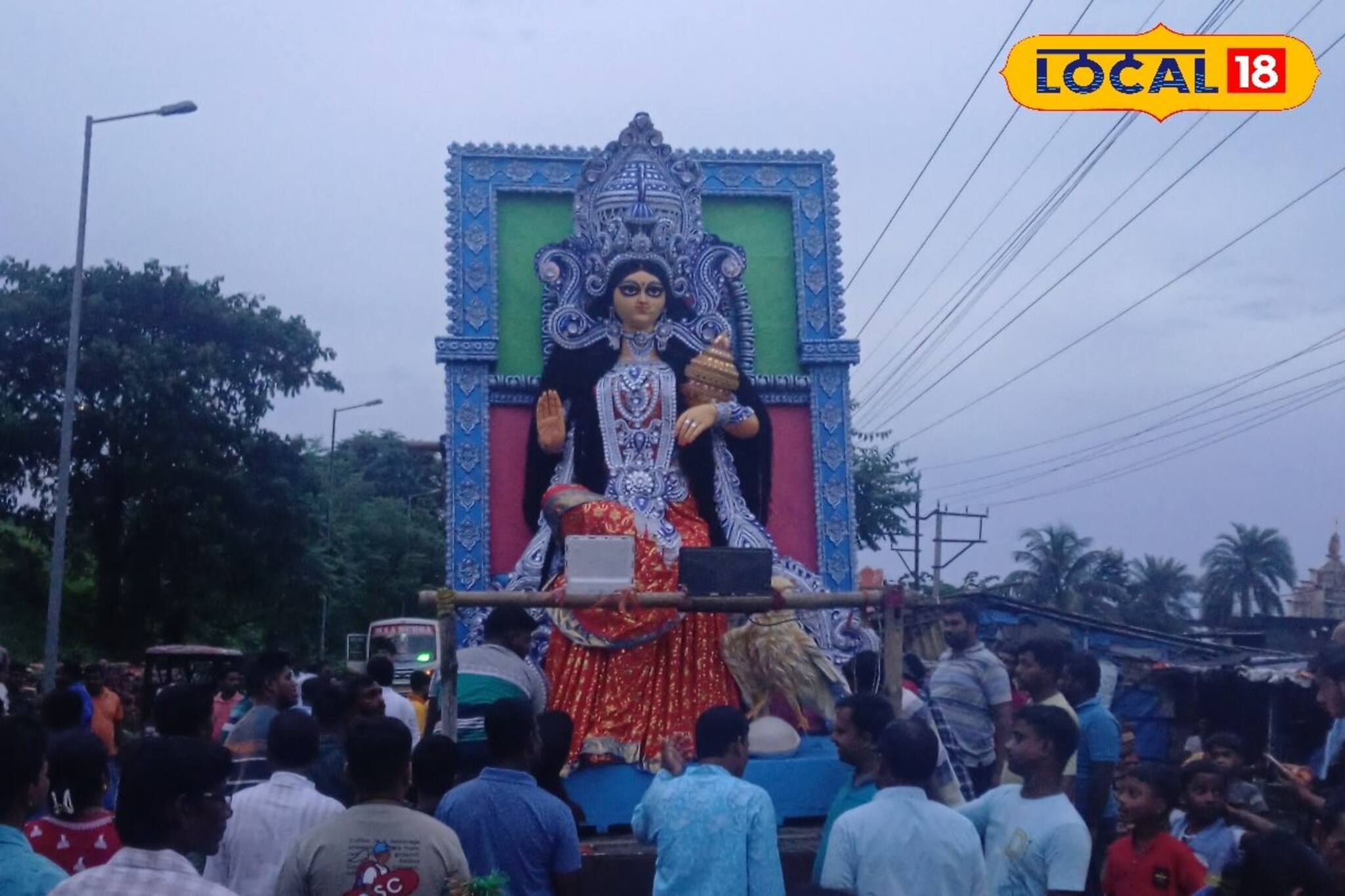 চিপস দিয়ে তৈরি প্রতিমা...! এই গ্রামে লক্ষ্মীপুজোতেই চলে টেক্কা দেওয়ার খেলা, জানেন কোথায়?