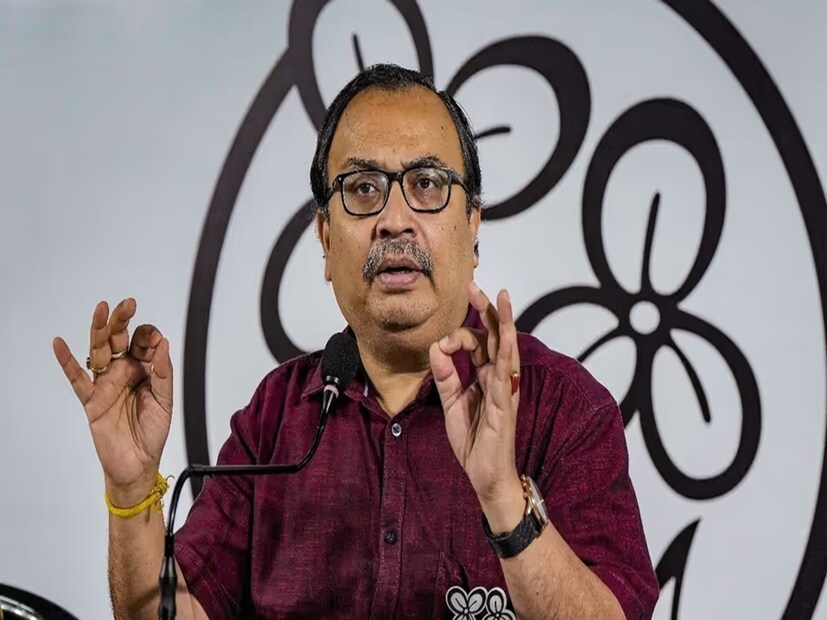 কলকাতা: বিদ্রোহের সুর কুণাল ঘোষের মুখে? কুণালের পোস্ট এবং বক্তব্য ঘিরে জোর জল্পনা বঙ্গ রাজনীতিতে। শুক্রবার কুণাল বলেন, 'প্রচণ্ড শক্তিশালী কেউ আমাকে পছন্দ না করলে আমিও তাঁকে পছন্দ করি না। পুরু হতে ভালোবাসি, আলেকজান্ডার নয়।' কুণাল ঘোষ আরও বলেন, 'মমতাদির সঙ্গে দিদি-ভাইয়ের সম্পর্ক, কিছু লোকের গাত্রদাহ হয়েছিল। ল্যাজে আগুন দিলে আমি হনুমান হিসেবে পারফর্ম করব। কর্মীরা কেন নেতাদের ওপর নজর রাখবে না?'