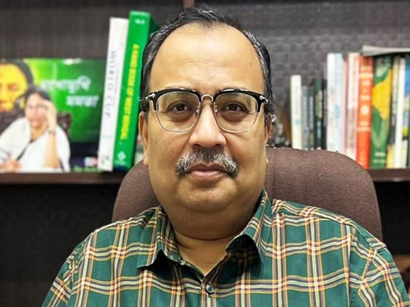 এই পরিস্থিতিতে কুণাল ঘোষকে বিজয়ার শুভেচ্ছা জানিয়ে চিঠি পাঠিয়েছেন মমতা বন্দ্যোপাধ্যায়। শনিবারের পোস্টে কুণাল মমতা বন্দ্যোপাধ্যায়ের পাঠানো বিজয়ার শুভেচ্ছা বার্তার ছবিটি তুলে ধরেন। এরপরই লেখেন, 'প্রথম সরাসরি আলাপ ১৯৮৭ সালে। তারপর দীর্ঘ যোগাযোগ। প্রবল স্নেহ পেয়েছি। নানা অভিজ্ঞতা। সেই সুসম্পর্কটা অনের সহ্য হয়নি। ফলে জীবনের কঠিনতম দিন দেখেছি আমি। অভিমান ছিল কিন্তু দল ছাড়ার কথা ভাবিনি, ছাড়িনি।'