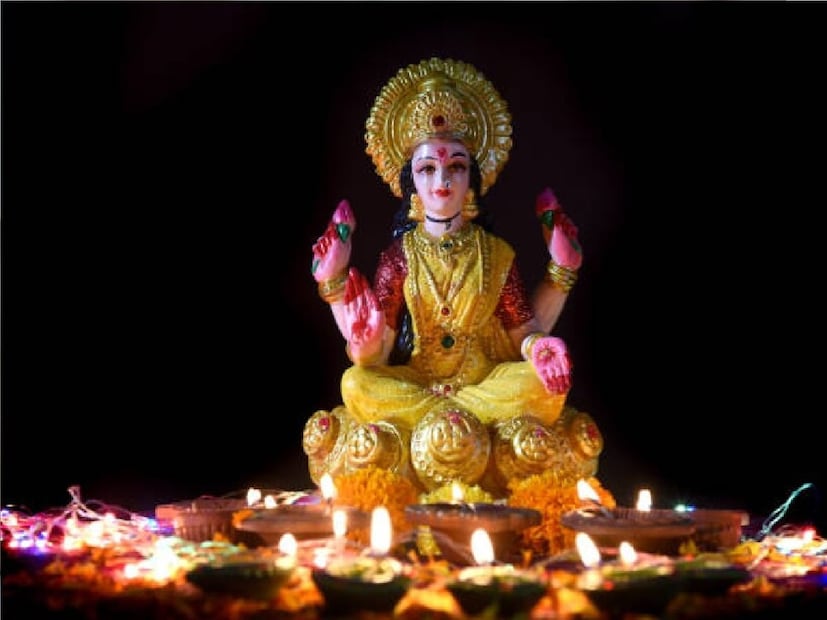 শারদ পূর্ণিমার রাতে খোলা আকাশের নিচে চাঁদের আলোয় ক্ষীর (দুধে ভাত) রেখে দেওয়া অত্যন্ত পবিত্র কাজ বলে ধরা হয়। বিশ্বাস করা হয়, এই রাতে চাঁদ তার ১৬ কলায় পরিপূর্ণ থাকে এবং অমৃত বর্ষণ করে।চাঁদের আলো ক্ষীরের ওপর পড়লে তা অমৃততুল্য হয়ে ওঠে। পরদিন সেই ক্ষীর খেলে নানা রোগ-ব্যাধি থেকে মুক্তি পাওয়া যায় ও শরীরের রোগপ্রতিরোধ ক্ষমতা বাড়ে।