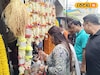 ধনদেবীর পুজো করতে গিয়ে অর্থের টান! ফুল, নারকেলের দাম শুনলে আকাশ থেকে পড়বেন