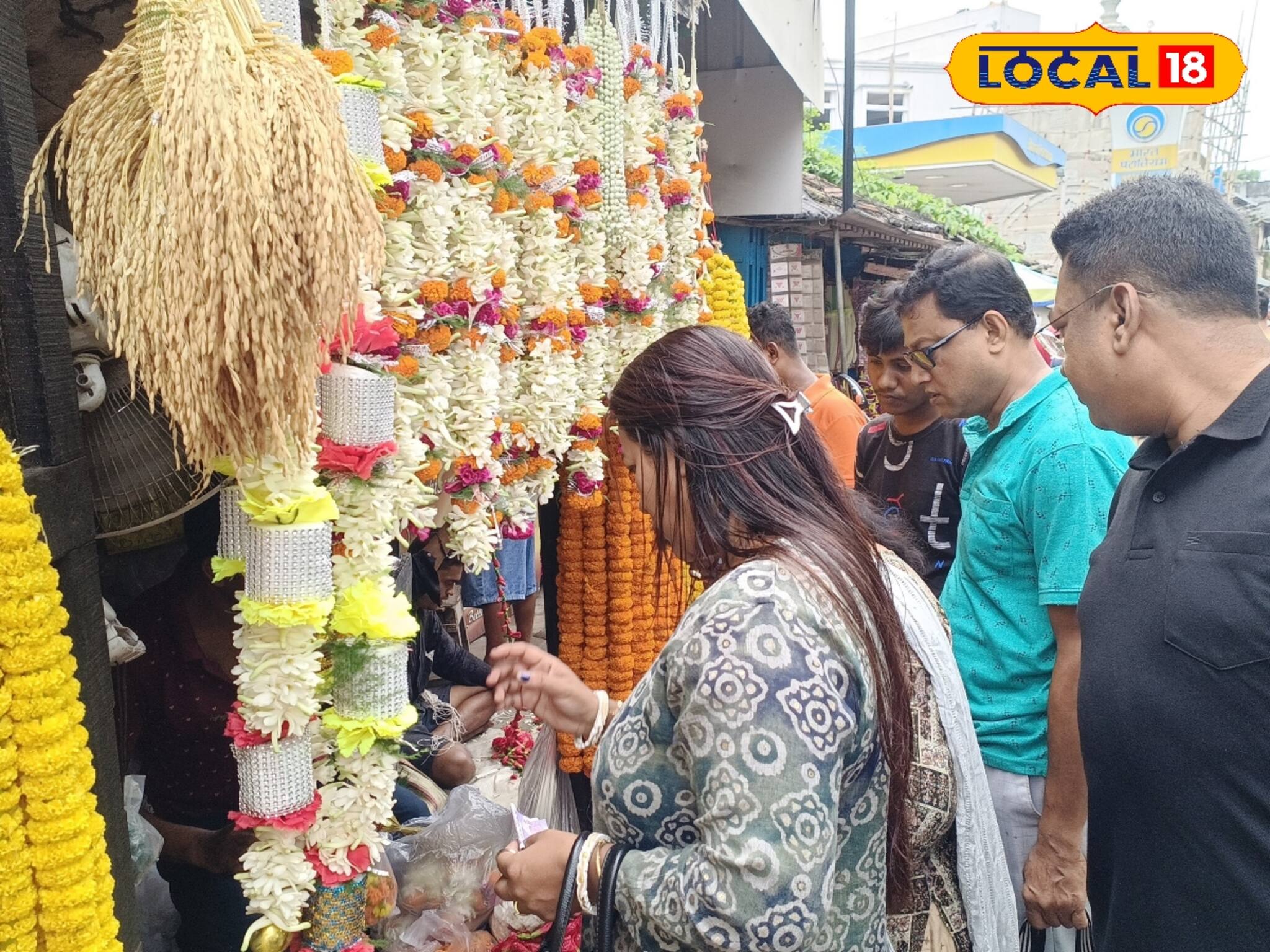 ধনদেবীর পুজো করতে গিয়ে অর্থের টান! ফুল, নারকেলের দাম শুনলে আকাশ থেকে পড়বেন