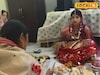 নিজের মেয়েকে লক্ষ্মীরূপে পুজো করলেন মা! পথ দেখিয়েছিলেন শ্বশুর