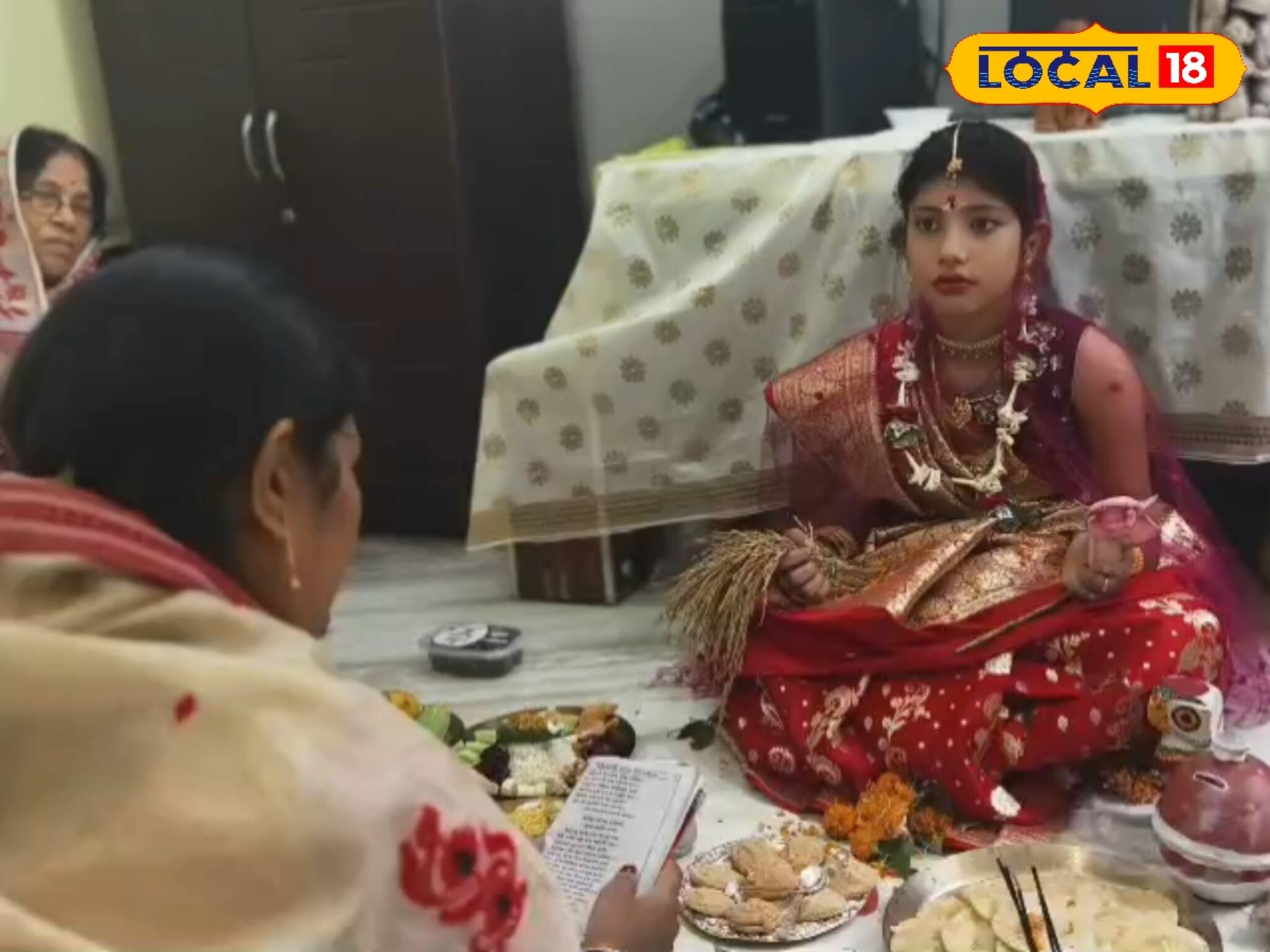 নিজের মেয়েকে লক্ষ্মীরূপে পুজো করলেন মা! পথ দেখিয়েছিলেন শ্বশুর