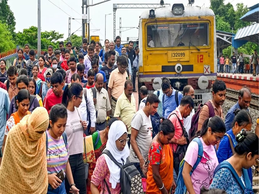 নিত্যযাত্রীরা বলেন, 'এই ট্রেনে সরকারি, বেসরকারি চাকুরজীবী ছাড়াও বহু শ্রমিক কৃষকেরা যাতায়াত করেন। এই ট্রেনটি বাতিল হলে অনেকটাই সমস্যায় পড়তে হবে সকলকে।'