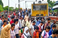 Indian Railways: বিনা টিকিটে লোকাল ট্রেনে যাত্রা মহিলার, ভয়ে ভাঙল পা! কী কাণ্ড দেখুন