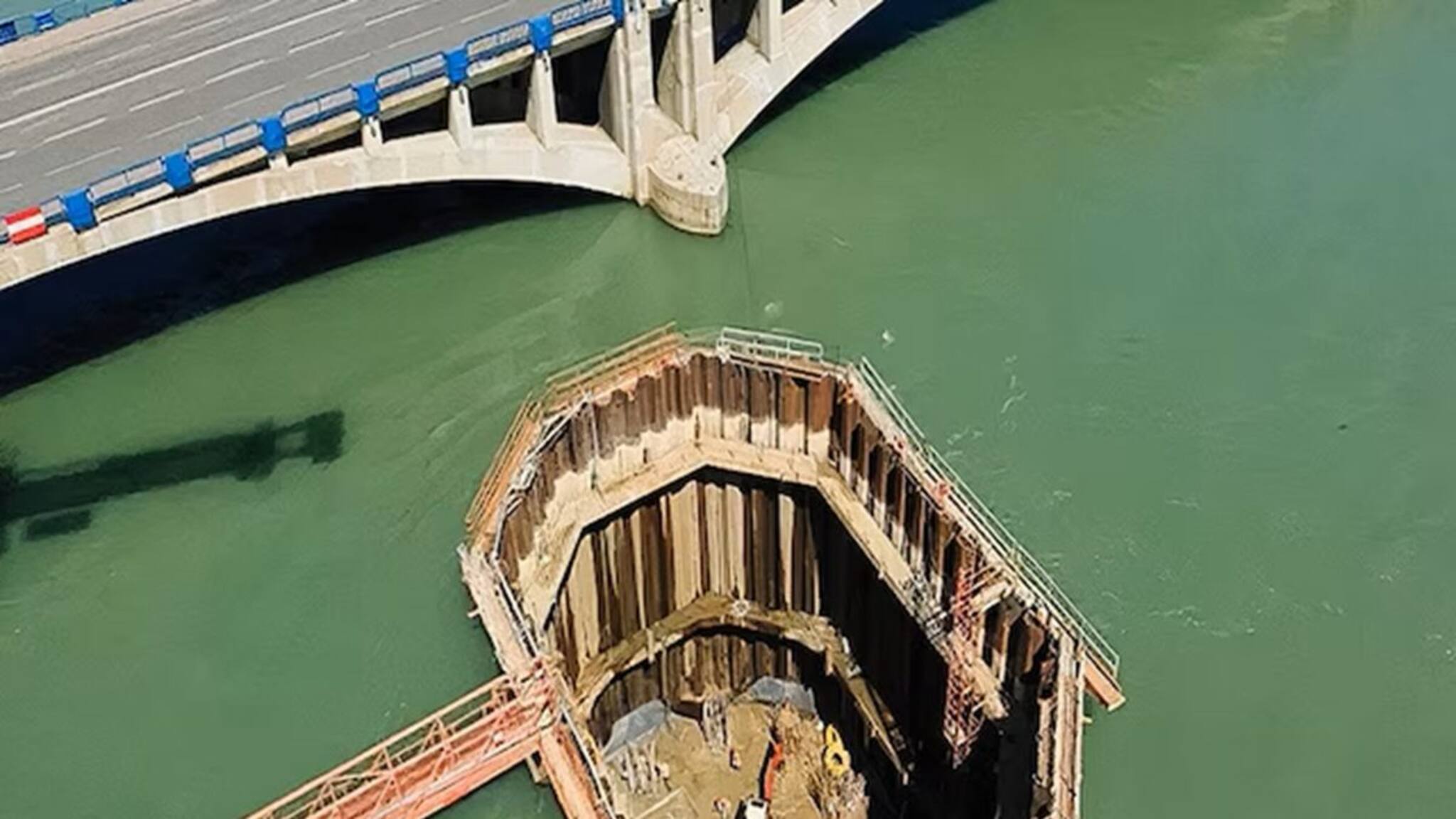 গভীর নদীর মাঝে কীভাবে বানানো হয় সেতু? জীবন ঝুঁকি নিয়ে কীভাবে কাজ করেন শ্রমিকরা? বিষয়টি জানলে আঁতকে উঠবেন