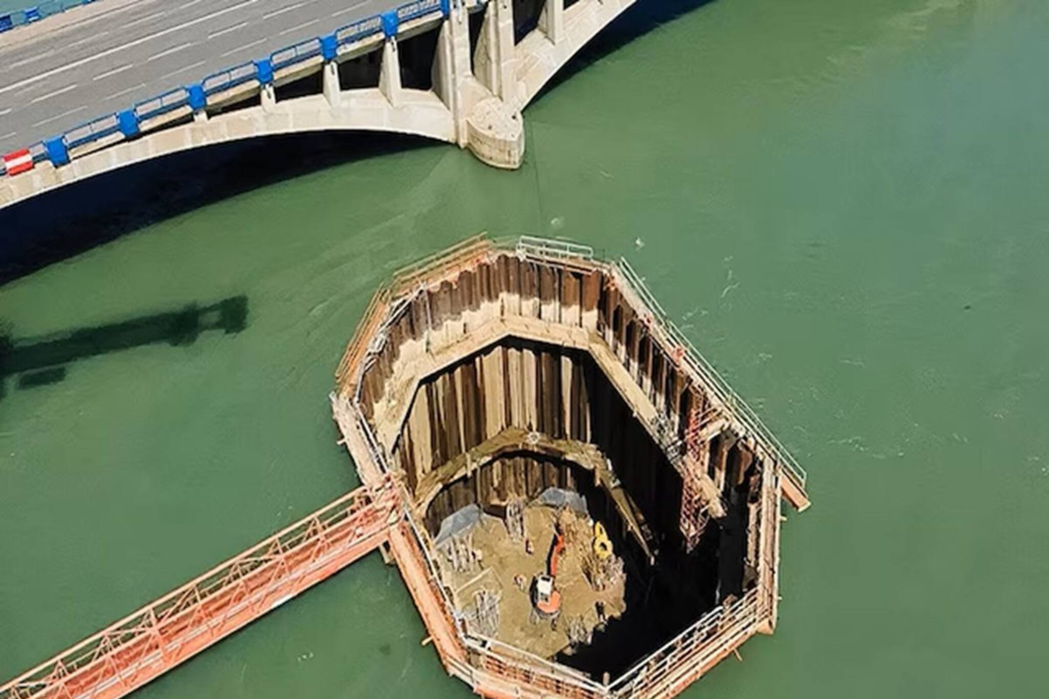 গভীর নদীর মাঝে কীভাবে বানানো হয় সেতু? জীবন ঝুঁকি নিয়ে কীভাবে কাজ করেন শ্রমিকরা?