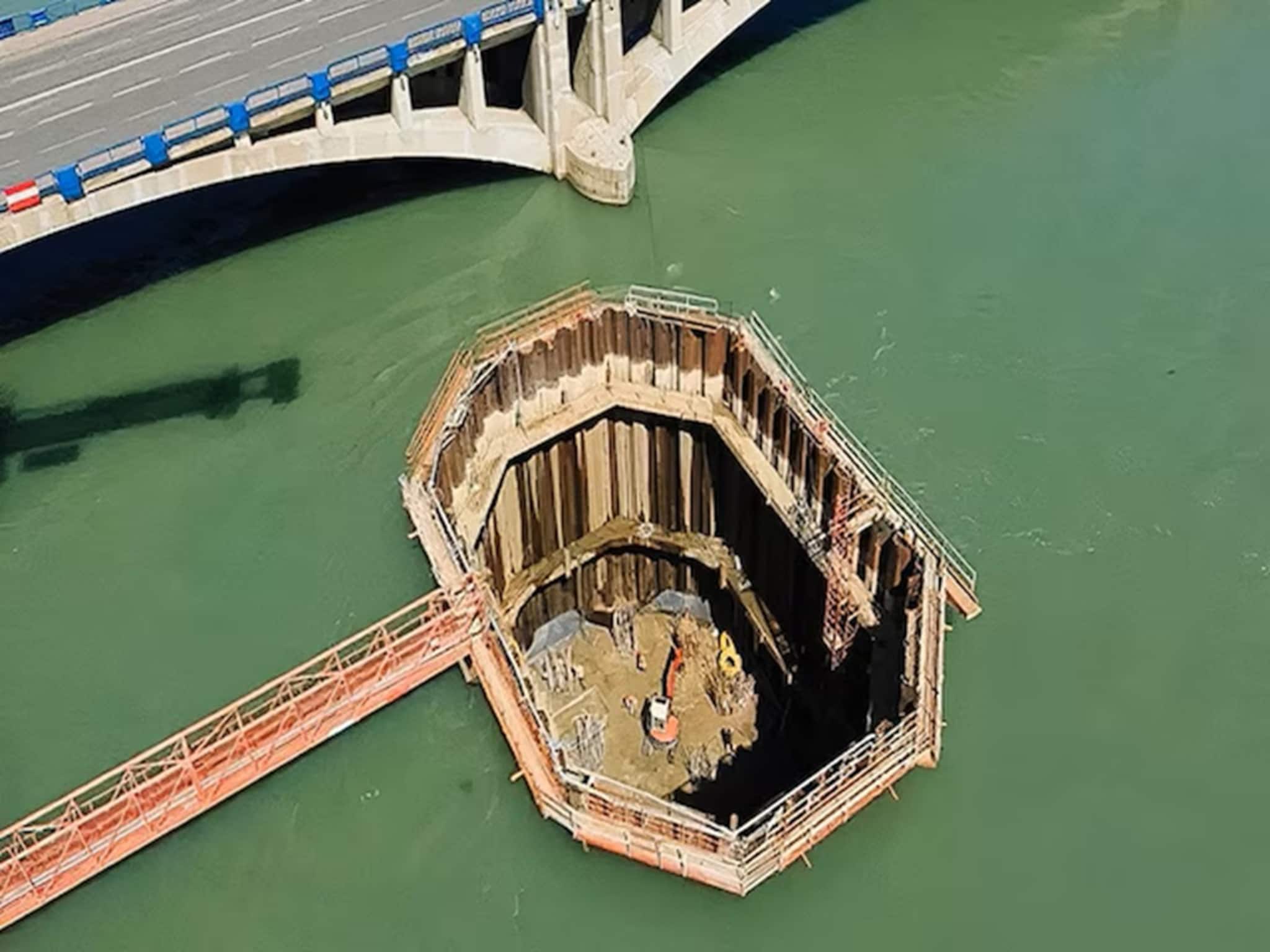 গভীর নদীর মাঝে কীভাবে বানানো হয় সেতু? জীবন ঝুঁকি নিয়ে কীভাবে কাজ করেন শ্রমিকরা? বিষয়টি জানলে আঁতকে উঠবেন