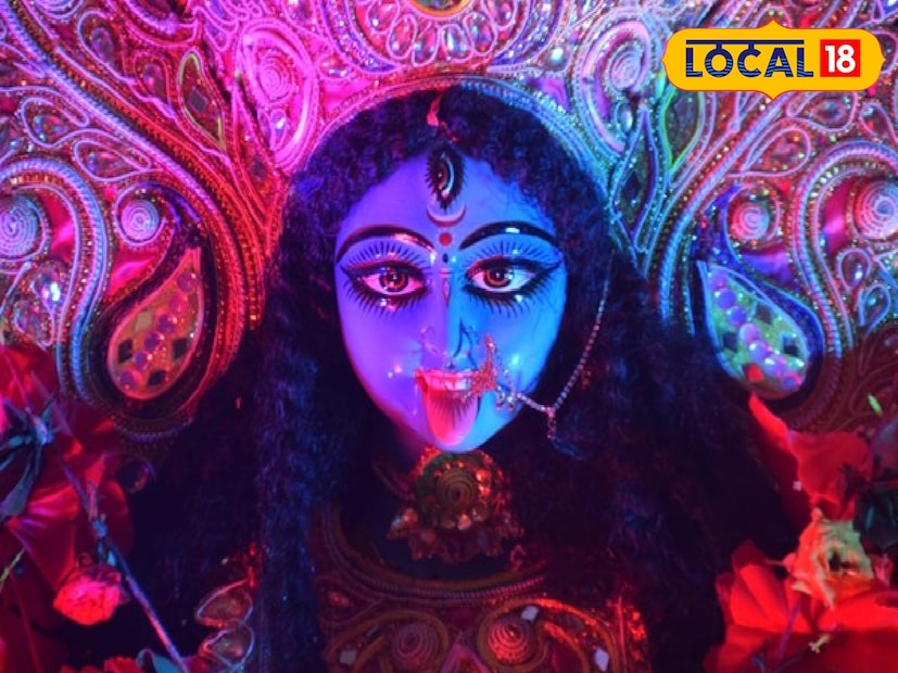 এবার পুজোয় অন্যতম আকর্ষণ বাংলার আবহমান চায়ের আড্ডার স্থল। বাংলার পাড়ার মোড়ের চায়ের দোকানে সংস্কৃতি থেকে রাজনীতি, কাজ, সংসার ও ফ্যাশন সবকিছু নিয়ে চায়ের পেয়ালায় তোলা হবে তুফান। আড্ডার অন্যতম সদস্য নীলোৎপল মণ্ডল জানান, ‘প্রতিবছরের মতো এবারেও সাংস্কৃতিক উদ্যোগের ছোঁয়া থাকবে। এবার থাকবে কর্ণাটকের আদলে রঙ্গোলি আলপনার সৌন্দর্য। এবারের পূজার প্যান্ডেল সেজে উঠেছে রঙ্গোলির চিরন্তন সৌন্দর্যে। প্যান্ডেলে প্রবেশের প্রথম মুহূর্ত থেকেই দর্শনার্থীরা নিমগ্ন হবেন রঙ ও ঐতিহ্যের উজ্জ্বল উৎসবে। নকশায় ভরা সূক্ষ্ম কারুকাজ আর ফুলেল নকশা এই পুরো পরিবেশকে সাজিয়ে তুলেছে ভারতের সমৃদ্ধ সাংস্কৃতিক ঐতিহ্যের প্রতিচ্ছবিতে, দূর্গোৎসবের আনন্দঘন আবহকে আরও প্রাণবন্ত করে তুলবে।'