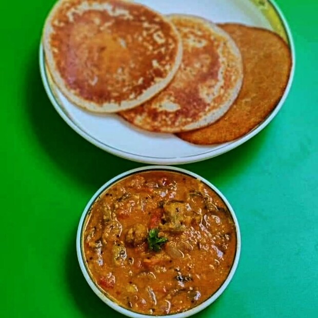 বিখ্যাত সব রেস্তোরাঁর খাওয়া তো খাচ্ছেন, কিন্তু কার হাতের জাদুতে মুগ্ধ হচ্ছে আপনার স্বাদ কোরক, ভরছে মন, সেটা অনেকেই জানতে পারেন না৷ বা জানার উপায়ও থাকে না৷ এমনই সব বিখ্যাত রেস্তোরাঁর প্রসিদ্ধ শেফদের পুরস্কৃত করে কুলিনারি কালচার৷ এই পেশায় প্রবীণ-নবীন মিলিয়ে ৩০ জন শেফকে সম্মানিত করা হয়৷ 