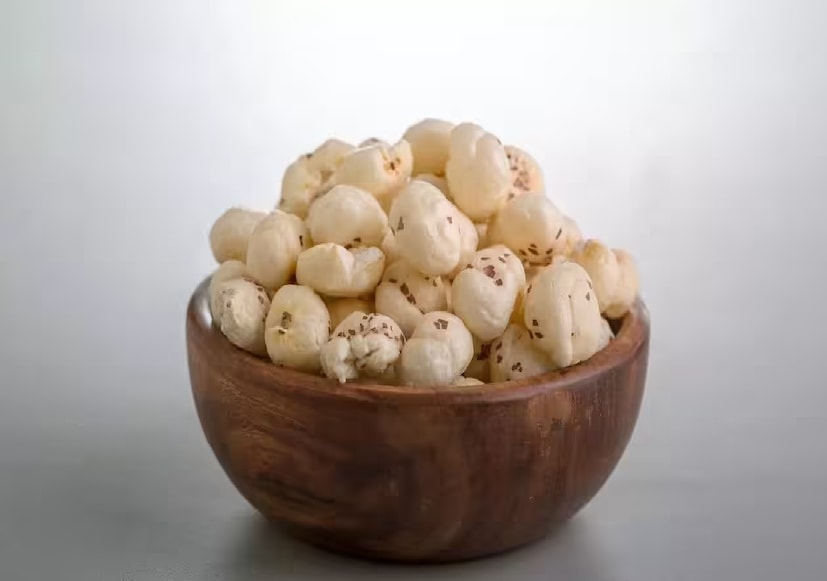 ভাল করে ভেজে নেওয়া- মাখানা কাটার আরেকটি গুরুত্বপূর্ণ সুবিধা হল এতে জিনিসটা ভাল করে তৈরিও হয়। যখন মাখানা গোটা ভাজা হয়, তখন বাইরের স্তরটি দ্রুত লালচে হয়ে যেতে পারে, যেখানে ভেতরের অংশ ভাজা নাও হতে পারে। ছোট ছোট টুকরো করে কেটে নিলে প্রতিটি টুকরোই পুরোপুরি খাস্তা এবং সোনালি হয়ে ওঠে। এতে সময়ও কম লাগে। পুরো ভাজা হলে মাখানাতে মশলা ভালভাবে মিশেও যায়। Photo- Collected 