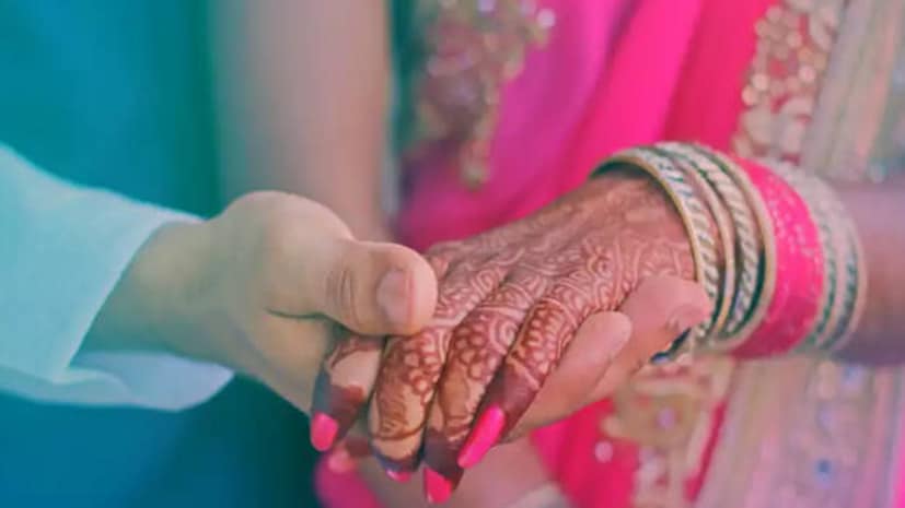 বিবাহিত এই মহিলার ২ বছরের একটি কন্যা সন্তান রয়েছে। কিন্তু ভালোবাসা ও সম্পর্কের টানাপোড়েনে একটা সময় স্বামীকে ছেড়ে নতুন পুরুষ সঙ্গীর সঙ্গের সম্পর্কে জড়ান ওই মহিলা। কিন্তু গল্পের ট্যুইস্ট অন্য জায়গায়। যা ভয়ঙ্কর দিকে ঠেলে দেয় তাঁকে। ঠিক কী ঘটেছিল?