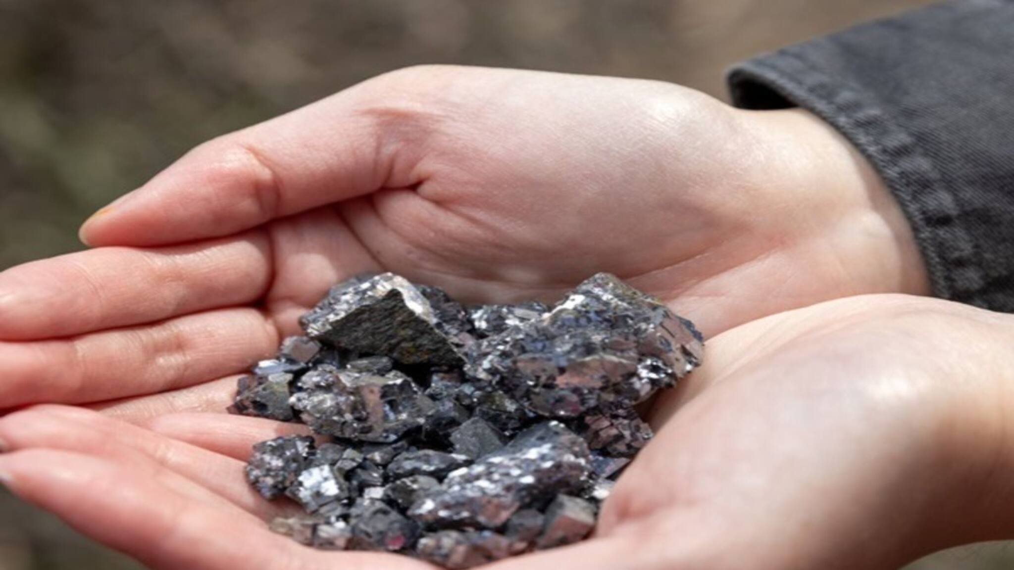 সোনা, রুপো, প্ল্যাটিনাম ছাড়ুন...! আগামী ১০ বছরে সোনার চেয়েও 'দামি' হবে এই 'মেটাল', নাম শুনলেই চমকাবেন!