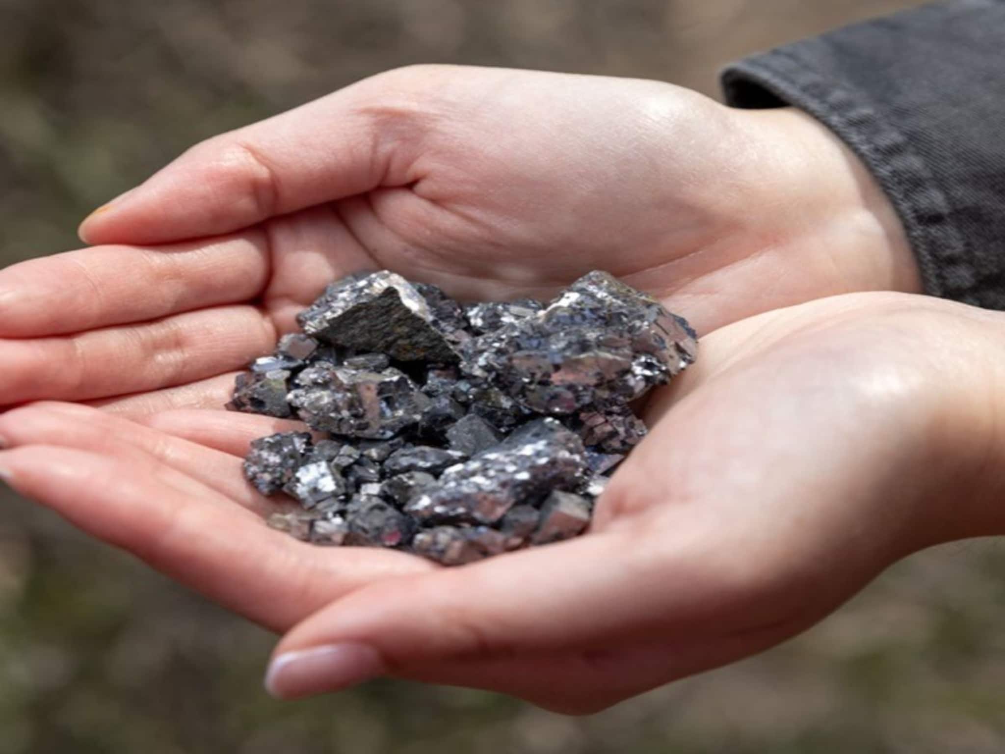 সোনা, রুপো, প্ল্যাটিনাম ছাড়ুন...! আগামী ১০ বছরে সোনার চেয়েও 'দামি' হবে এই 'মেটাল', নাম শুনলেই চমকাবেন!