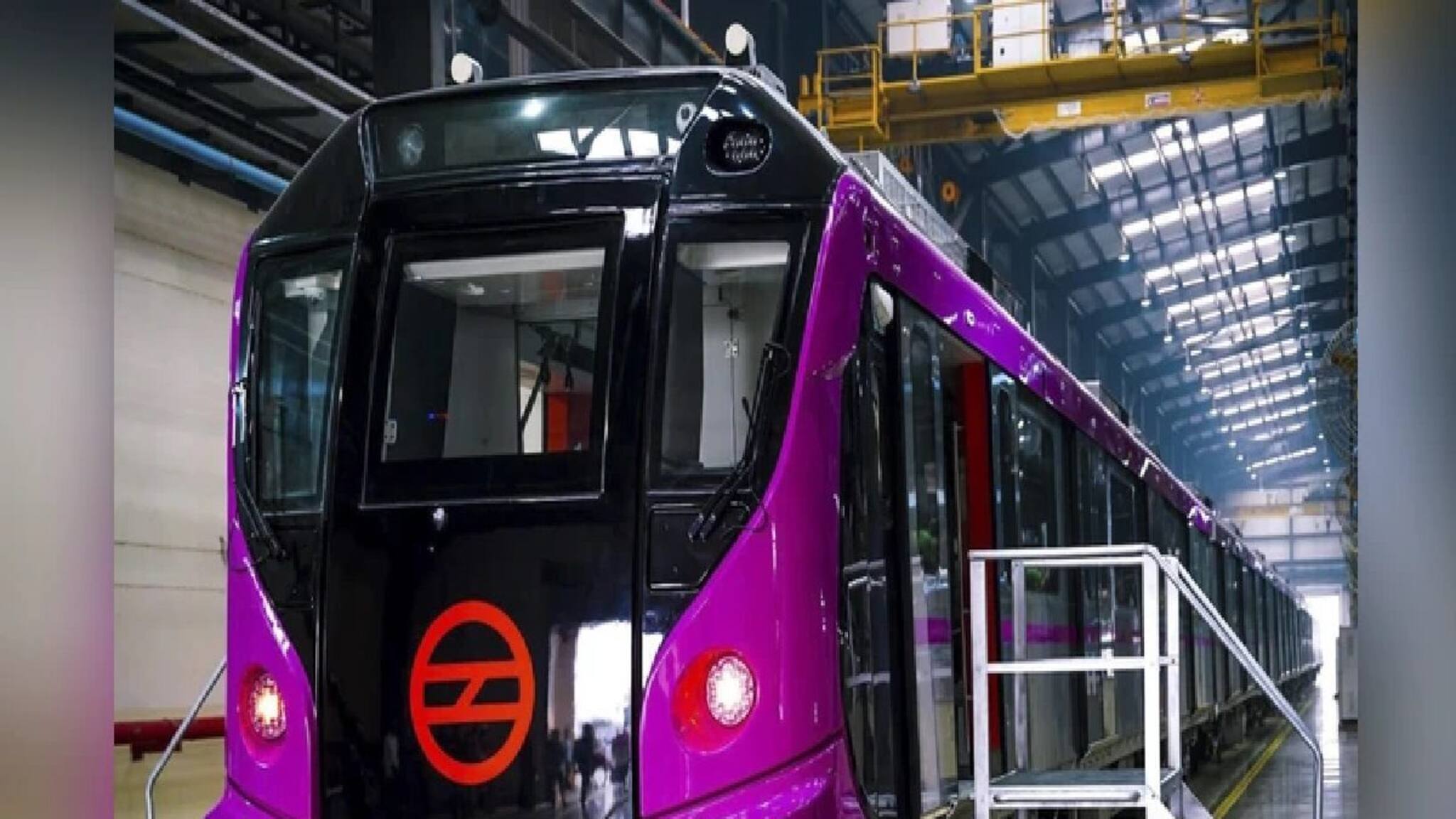 সাতসকালে মেট্রো ঝঞ্ঝা, সীমিত পরিষেবার কারণে সঙ্কটে যাত্রীরা