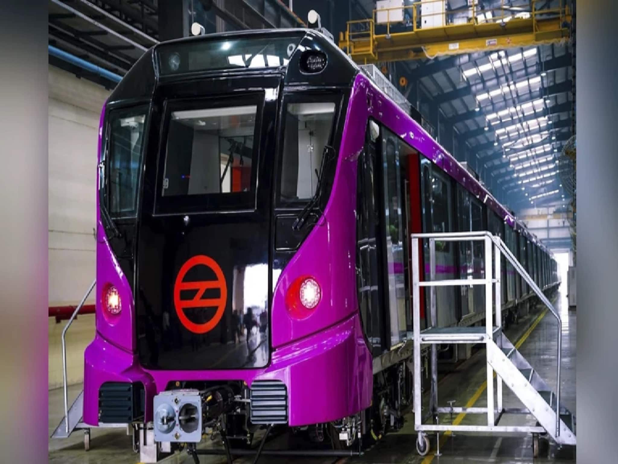 সাতসকালে মেট্রো ঝঞ্ঝা, সীমিত পরিষেবার কারণে সঙ্কটে যাত্রীরা