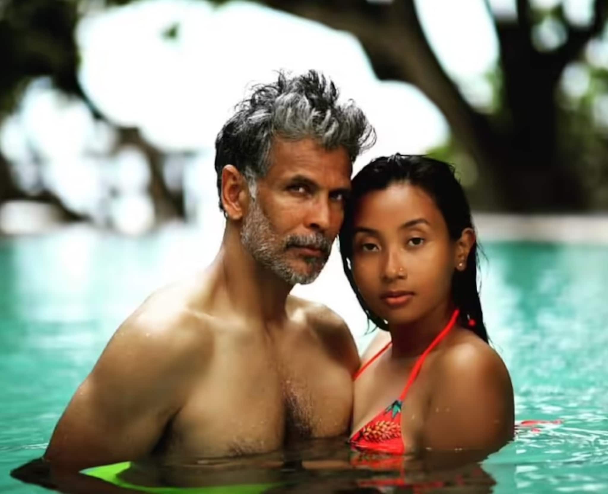 হাঁটুর বয়সী স্ত্রী, মিলিন্দ সোমান এলেন ভিক্টোরিয়া ঘুরতে স্ত্রীকে নিয়ে 