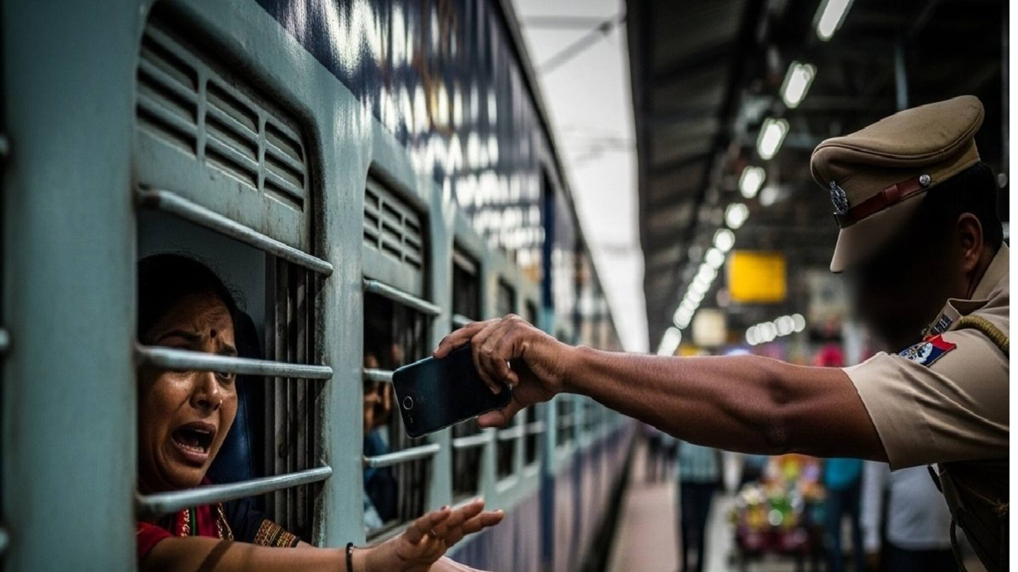 ট্রেনে জানলার ধারে ফোন ঘাঁটছিলেন মহিলা, হঠাৎ 'ভ্যানিশ'! এ কী...পুলিশই করল 'ছিনতাই'? আসল কারণ যা জানা গেল!   