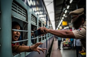 ট্রেনে জানলার ধারে ফোন ঘাঁটছিলেন মহিলা, হঠাৎ 'ভ্যানিশ'! এ কী...পুলিশই করল 'ছিনতাই'?  