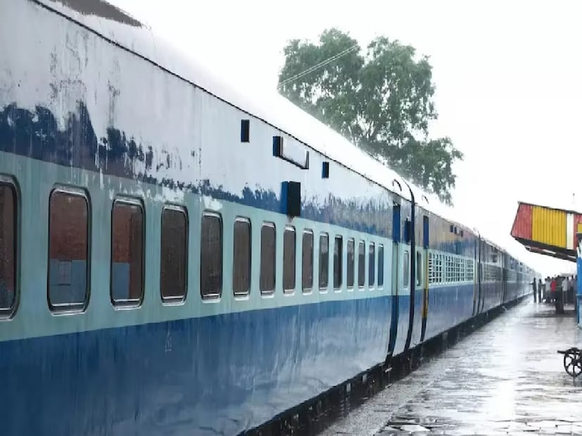 এই ঘটনার ভিডিওটি সামাজিক মাধ্যমে ভাইরাল হয়েছে। ভিডিওতে দেখা যাচ্ছে, এক পুলিশকর্মী ট্রেনের জানলার পাশে বসা এক মহিলার হাত থেকে আচমকা মোবাইল টেনে নিচ্ছেন। প্রথমে দৃশ্য দেখে মনে হয়, পুলিশের পোশাক পরে কেউ ছিনতাই করছে! কিন্তু একটু পরেই ভিডিওর আসল ঘটনা সামনে আসে।