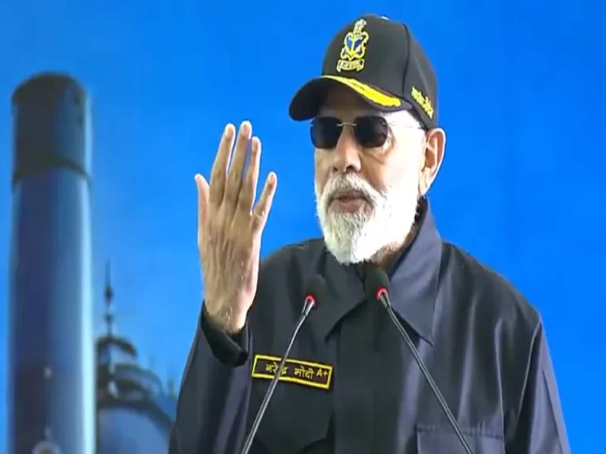 'শত্রুর মাথা ঘুরিয়ে দেয় বিক্রান্ত...', ব্রহ্মোসের নামেই কাঁপে শত্রু...' দীপাবলিতে নৌসেনা বাহিনীর সঙ্গে উদযাপনে হুঙ্কার মোদির