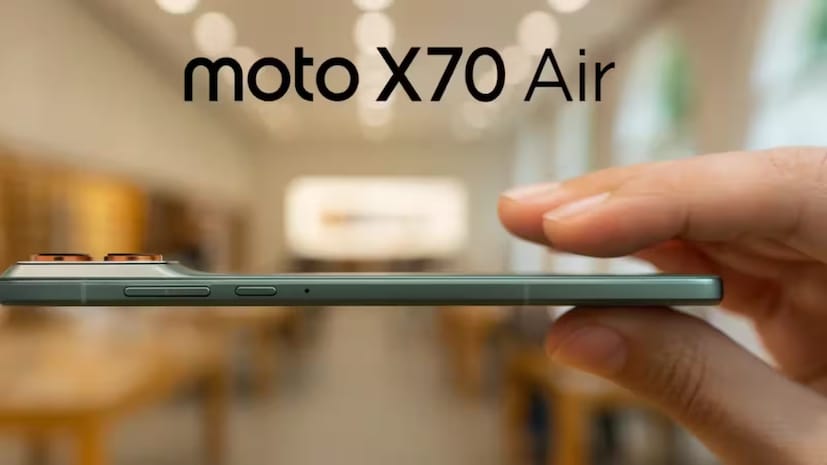 Moto X70 Air বৈশিষ্ট্য: iPhone Air-এর চেয়ে ভাল? Moto X70 Air-এর ফিচারের তালিকাটি দেখলে গ্রাহকরা বুঝতে পারবেন যে, প্রিমিয়াম পাতলা ফোনের সঙ্গে তুলনা করা নিতান্ত অর্থহীন নয়। এতে ৬.৭ ইঞ্চি ১.৫কে পোলড ডিসপ্লে রয়েছে, যার রিফ্রেশ রেট ১২০Hz এবং সর্বোচ্চ উজ্জ্বলতা ৪,৫০০ নিটস।