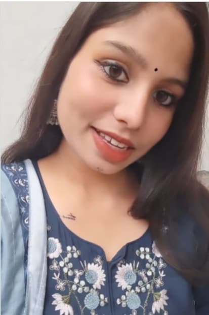  চলতি মাসের শুরুর দিকে দিল্লির গান্ধী বিহারের একটি ফ্ল্যাট থেকে উদ্ধার হয় ৩২ বছরের রামকেশ মীনার দেহ। জানা গেছে, রামকেশ ইউপিএসসি পরীক্ষার প্রস্তুতি নিচ্ছিলেন এবং তাঁর প্রেমিকা অমৃতা চৌহানের সঙ্গে লিভ-ইন সম্পর্কে ছিলেন।
