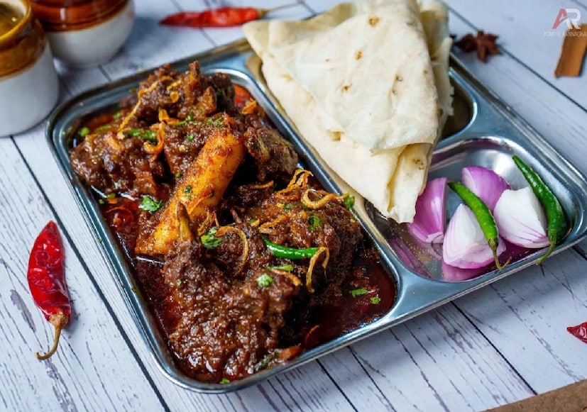 ঝাল ঝাল করে মাটন কষা খেতে ভাল বাসেন না এমন মানুষ বিরল। খাসির মাংসের নানা পদেই জমে যায় উৎসবের দিনগুলো। সেরকমই এক ভীষণ মুখরোচক এবং সাশ্রয়ী রেসিপি আপনাদের জানাব আজ। এত দিনের সব রান্না ফেল করে যাবে! 