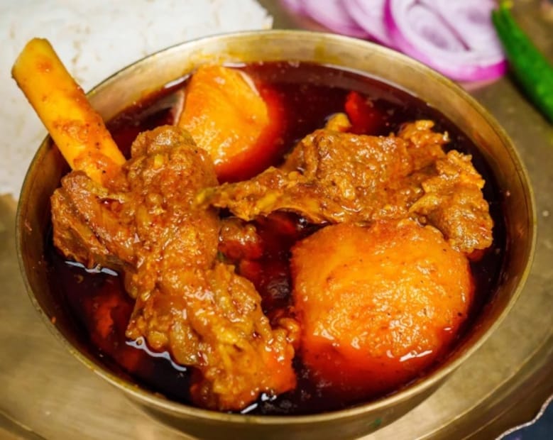 বাঙালির প্রিয় কচি পাঠার ঝোল হোক বা কষা, খাসা এই ডিসে পেট-মন সবই ভরে ৷ তবে বেশিরভাগ বাড়িতে পাঠার মাংসা বা রেড মিট এখন কদাচিত হয়ে থাকে ৷ এক, পাঠার মাংসের দাম অনেকটাই বেশি (৮৫০-৯০০ টাকা প্রতি কেজি), দুই, টেস্টে বেস্ট হলেও খাদ্যগুণে মুরগির থেকে অনেক অংশে পিছিয়ে ৷ বাড়িতে রেট মিট না খাওয়া বা আনার পিছনে দ্বিতীয় কারণটাই অধিকাংশ ক্ষেত্রে গুরুত্ব পায় ৷ তবে গবেষণা বলছে পাঠার গুণ নেহাত কম নয়! খেতেও যেমন সুস্বাদু, গুণেও তেমন ভরপর বাঙালির প্রিয় পাঠার মাংস !(Photo Collected)