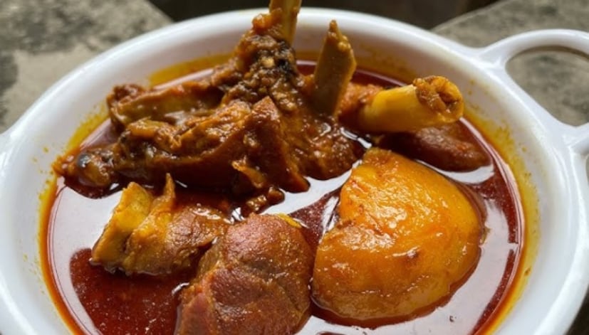১) হার্ভার্ড বিশ্ববিদ্যালয়ের এক গবেষণায় বলা হয়েছে অন্যান্য মাংসের তুলনায় এই মাংসে আইরনের পরিমাণ অনেকটাই বেশি ৷ প্রতি ১০০ গ্রাম পাঠার মাংসে ৩.৮ এমজি আইরন থাকে যা মুরগির ক্ষেত্রে ১.৭ এমজি ৷ যারা অ্যানিমিয়ায় ভোগেন তাদের জন্য দারুণ উপকারি এই মাংস ৷ Photo Collected