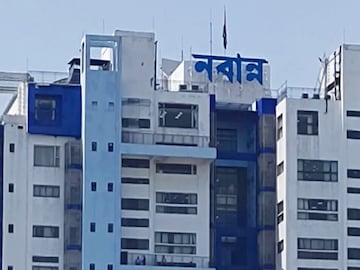 স্পেশাল ইনটেনসিভ রিভিশন (SIR) শুরু হওয়ার আগেই রাজ্যে প্রশাসনিক মহলে বড়সড় রদবদল। একাধিক জেলার জেলাশাসককে বদলি করল নবান্ন। নির্বাচন কমিশনের নিয়ম অনুযায়ী SIR শুরু হওয়ার পর জেলাশাসকদের বদলি করা যায় না, তাই তার আগেই তড়িঘড়ি এই নির্দেশিকা জারি করা হয়েছে। স্পেশাল ইনটেনসিভ রিভিশন (SIR) শুরু হওয়ার আগেই রাজ্যে প্রশাসনিক মহলে বড়সড় রদবদল। একাধিক জেলার জেলাশাসককে বদলি করল নবান্ন। নির্বাচন কমিশনের নিয়ম অনুযায়ী SIR শুরু হওয়ার পর জেলাশাসকদের বদলি করা যায় না, তাই তার আগেই তড়িঘড়ি এই নির্দেশিকা জারি করা হয়েছে।