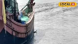 এই ট্রলারের পাশে ভেসে ওঠে দেহ