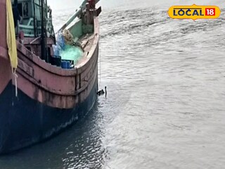 এই ট্রলারের পাশে ভেসে ওঠে দেহ