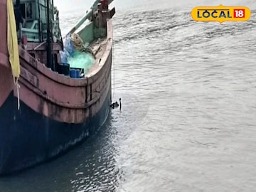 এই ট্রলারের পাশে ভেসে ওঠে দেহ