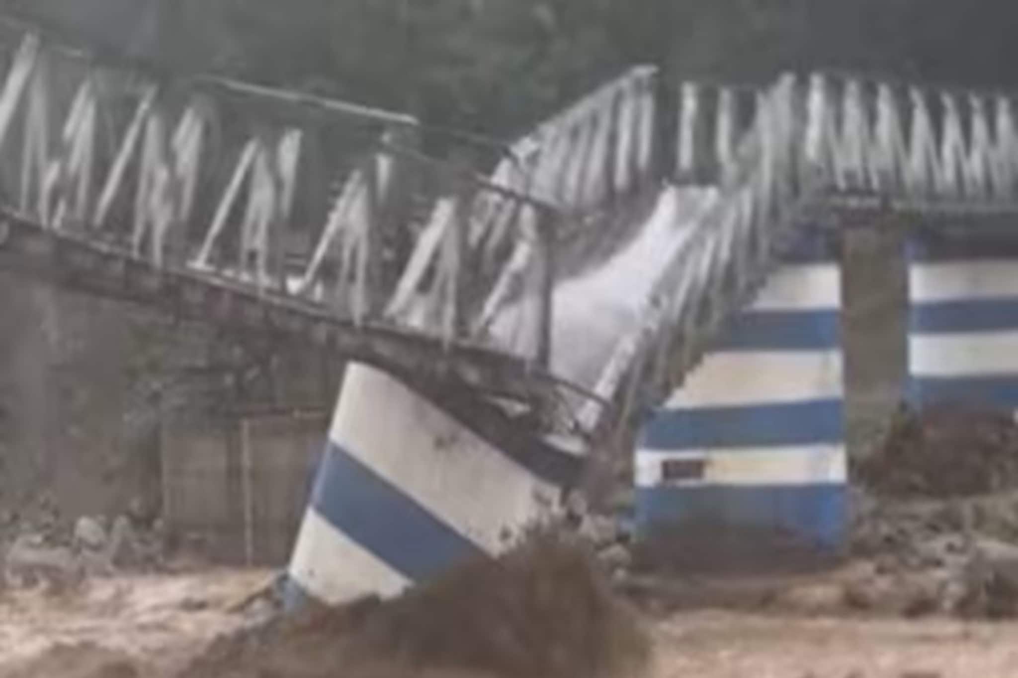 ধসে চাপা পড়ে মৃতের সংখ্যা বেড়ে ২০! টানা বৃষ্টিতে বন‍্যা পরিস্থিতি উত্তরবঙ্গে