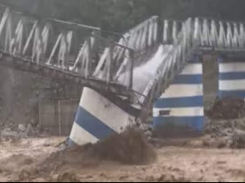 রবিবারও উত্তরবঙ্গে প্রবল বৃষ্টি এবং ঝড়ের সম্ভাবনা রয়েছে। ঝোড়ো হাওয়ায় দুর্যোগ বেশি হবে আলিপুরদুয়ার জেলায়। ২০০ মিলিমিটারের বেশি বৃষ্টি হতে পারে এই জেলাতে। অতি ভারী বৃষ্টি চলবে দার্জিলিং, কালিম্পং, জলপাইগুড়ি এবং কোচবিহারে। 