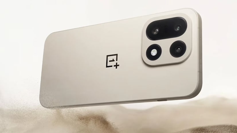 ডিজাইন এবং ব্যাটারি: OnePlus 15 অ্যাবসোলিউট ব্ল্যাক, মিস্ট পার্পল এবং স্যান্ড ডুন রঙে লঞ্চ করা হবে।  ১.৫কে BOE ফ্লেক্সিবল OLED ডিসপ্লে থাকবে ফোনে, যার রিফ্রেশ রেট ১৬৫Hz। পাওয়ারের জন্য ফোনটিতে একটি বৃহৎ ৭৩০০mAh ব্যাটারি রয়েছে যা ১২০W তারযুক্ত এবং ৫০W ওয়্যারলেস দ্রুত চার্জিং সাপোর্ট করবে