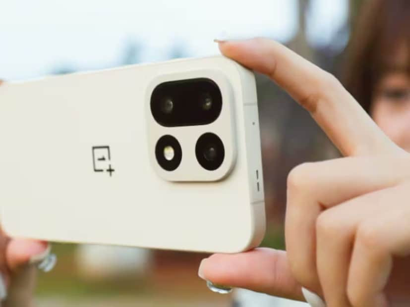 OnePlus-ও যেমন তাদের নতুন ফ্ল্যাগশিপ স্মার্টফোন OnePlus 15 আগে চিনে লঞ্চ করেছে। এই ফোনটি বিগত বছরের OnePlus 13-এর আপগ্রেড এবং এতে বেশ কিছু উল্লেখযোগ্য আপডেট রয়েছে। নতুন OnePlus 15-এর বেস মডেলের দাম CNY ৩৯৯৯ (ভারতীয় মুদ্রায় প্রায় ৫০,০০০ টাকা) থেকে শুরু হচ্ছে যার ১২ জিবি RAM এবং ২৫৬ জিবি স্টোরেজ রয়েছে। শীর্ষ মডেলটির দাম CNY ৫৩৯৯ (ভারতীয় মুদ্রায় প্রায় ৬৭,০০০ টাকা)।