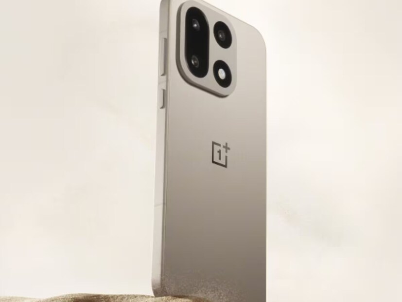 ক্যামেরা এবং ব্যাটারি: OnePlus 15-এর পিছনে রয়েছে ৫০-মেগাপিক্সেল + ৫০-মেগাপিক্সেল + ৫০-মেগাপিক্সেল ট্রিপল ক্যামেরা সেটআপ। এতে ৫০ মেগাপিক্সেলের প্রাইমারি ক্যামেরা (f/১.৮), ৫০ মেগাপিক্সেলের আল্ট্রাওয়াইড লেন্স (f/২.০) এবং ৫০ মেগাপিক্সেলের টেলিফটো ক্যামেরা (f/১.৮) রয়েছে। সামনে ৩২ মেগাপিক্সেলের সেলফি ক্যামেরা রয়েছে। ক্যামেরাটি ৮কে ভিডিও রেকর্ডিংও সমর্থন করে।