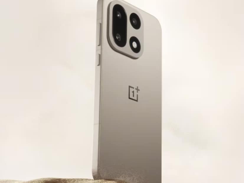 OnePlus 15 হাইলাইটস: OnePlus নিশ্চিত করেছে যে, OnePlus 15-তে আটটি নতুন পারফরম্যান্স প্রযুক্তি থাকবে, যা গেমিং এবং ডিভাইসের দক্ষতা উন্নত করবে। এতে একটি নতুন G২ গেমিং নেটওয়ার্ক চিপ থাকবে, যা Wi-Fi এবং মোবাইল সংযোগ উন্নত করবে, এমনকি কম সংকেতযুক্ত এলাকায়ও স্নুদ পারফরম্যান্স দেবে।