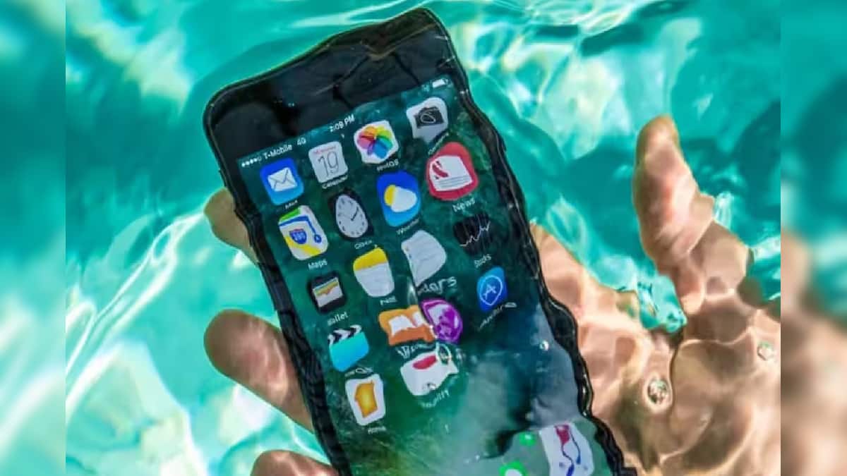 Tips and Tricks: স্মার্টফোন জলে পড়লে, অথবা স্মার্টফোনে অনেকটা জল পড়লে সঙ্গে সঙ্গে কী করতে হয়? ৯৯% মানুষ জানেন না Tips and Tricks: স্মার্টফোন জলে পড়লে, অথবা স্মার্টফোনে অনেকটা জল পড়লে সঙ্গে সঙ্গে কী করতে হয়? ৯৯% মানুষ জানেন না