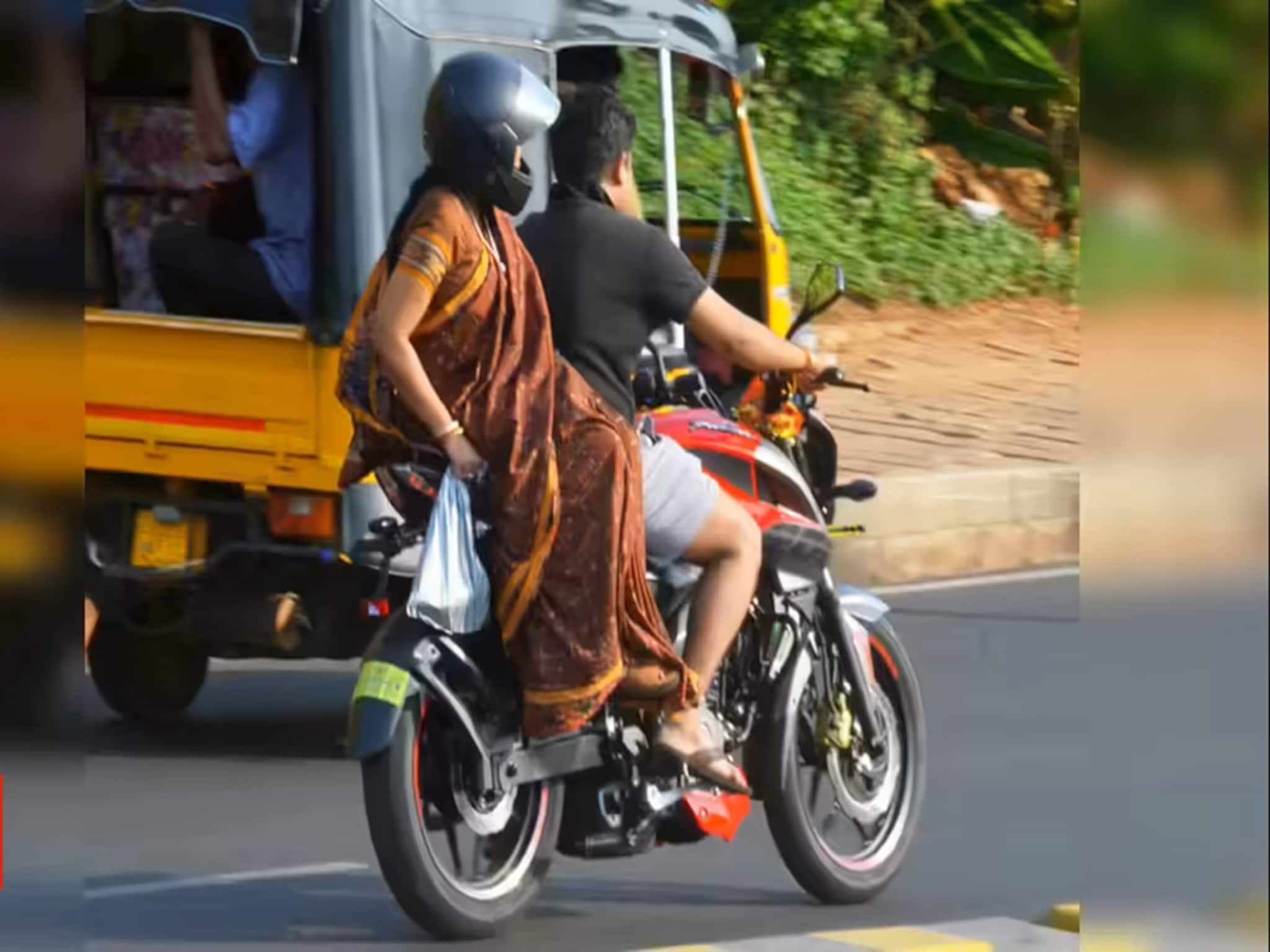 বাইকে বা স্কুটিতে কেন মহিলারা একপাশে পা রেখে বসেন? ইতিহাস জানলে চমকে জানবেন আপনিও