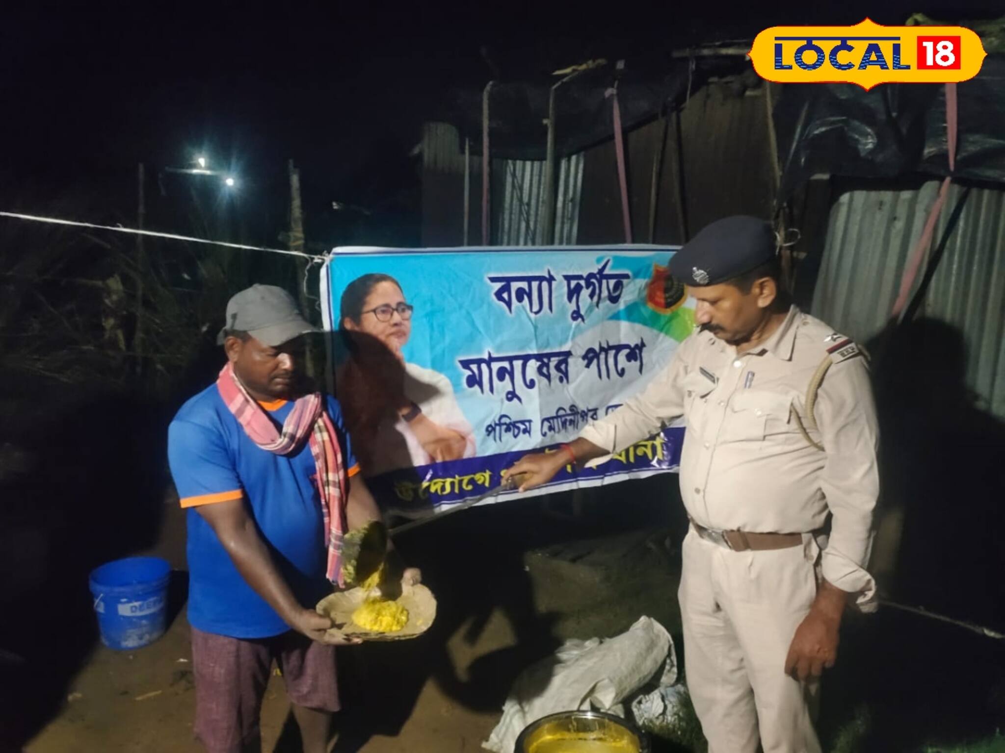 ঘাটালে ফের জমা জলে বেনজির দুর্ভোগ! এরই মাঝে হাজির পুলিশ, দেবদূতের মতো করছে কাজ