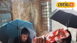 ছাতা মাথায় কাজ ডাতঘরে। ছাতা মাথায় কাজ ডাতঘরে।